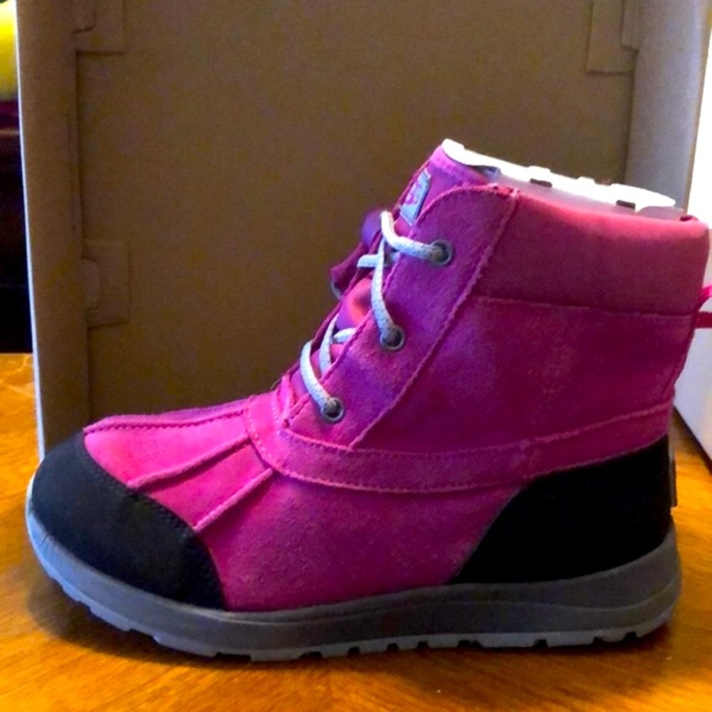 UGG Turlock Boots Size 4 Youth
